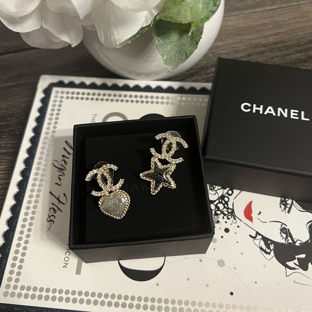 CHANEL Gold CC Crystal Enamel Star Heart Earrings - Picture 9 of 10